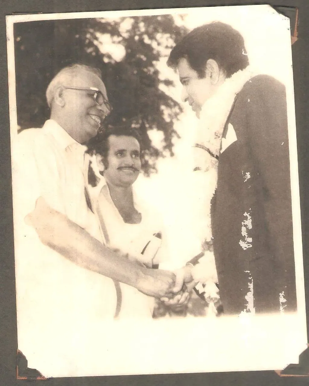 പോളാ തിയ്യേറ്റർ ഉദ്ഘാടനം ചെയ്യാനെത്തിയ ഹിന്ദി താരം ദിലീപ്കുമാറിനൊപ്പം തിയേറ്ററുടമയായിരുന്ന പി.കെ.ഭഗീരഥനും (ഭഗീരഥപാപ്പൻ) അദ്ദേഹത്തിൻ്റെ മകളുടെ പങ്കാളി സുശീലനും.