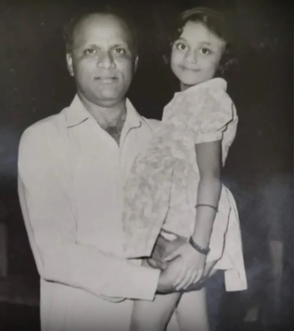 ശരത് പവാറിന്റെ മൂത്ത സഹോദരൻ അനന്ത്റാവു പവാറിന്റെ മകനാണ് അജിത് പവാർ. പിതാവാണ് അജിത്തിനെ ശരത് പവാറിന്റെ കൈകളിലേൽപ്പിക്കുന്നത്.