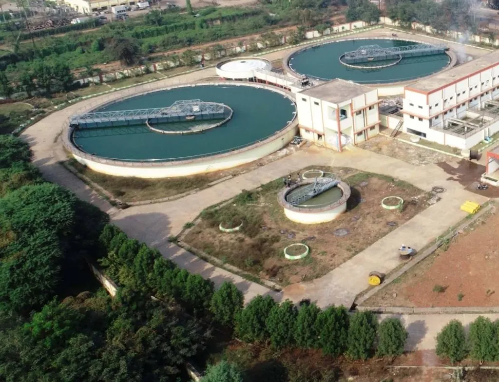 അമൃത് 2.0 (AMRUT 2.0) പോലുള്ള പദ്ധതികൾ വഴി ലാൻഡ്‌ഫില്ലുകളെ പണമാക്കി മാറ്റാനുള്ള (Land Monetization) നീക്കം സജീവമാകുമ്പോൾ, പൊതുജനങ്ങൾക്ക് ലഭിക്കേണ്ട ഇടങ്ങൾ നഷ്ടപ്പെടുകയും അവ സ്വകാര്യ ആസ്തികളായി മാറുകയും ചെയ്യുന്നു. 