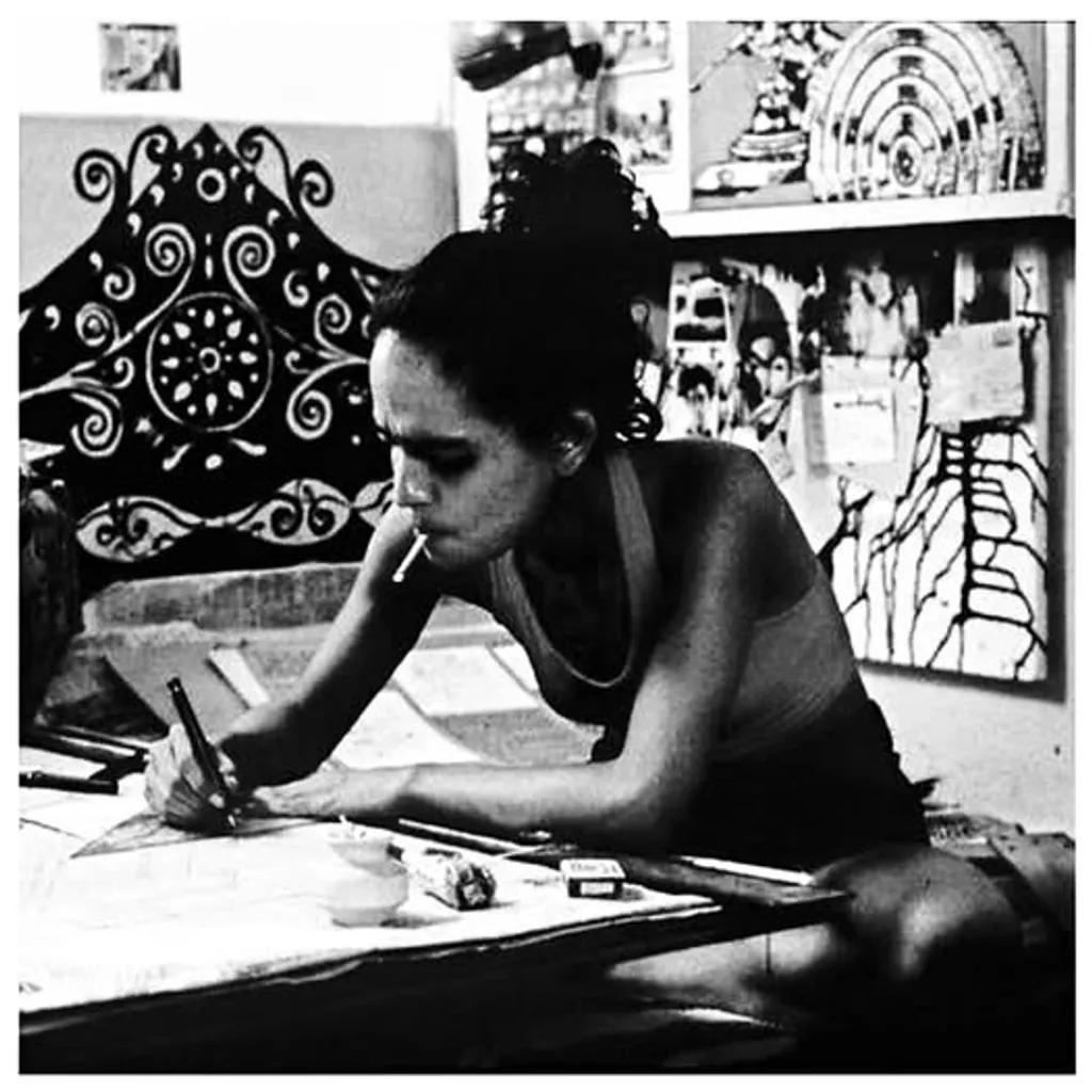 ‘യൂറിനലുകളിൽ ആരും സിഗരറ്റ് കുറ്റികൾ ഇടരുത്, എന്തുകൊണ്ടെന്നാൽ അവ നനഞ്ഞുകുതിരുകയും കത്തിക്കാൻ പ്രയാസമാവുകയും ചെയ്യും’’ എന്ന് ടോയ്ലറ്റിനടുത്തുള്ള ചുവരിൽ ആരോ എഴുതിവെച്ചത് പുസത്കത്തിൽ ഗ്രന്ഥകാരി ഉദ്ധരിച്ച് ചേർക്കുന്നുമുണ്ട്.