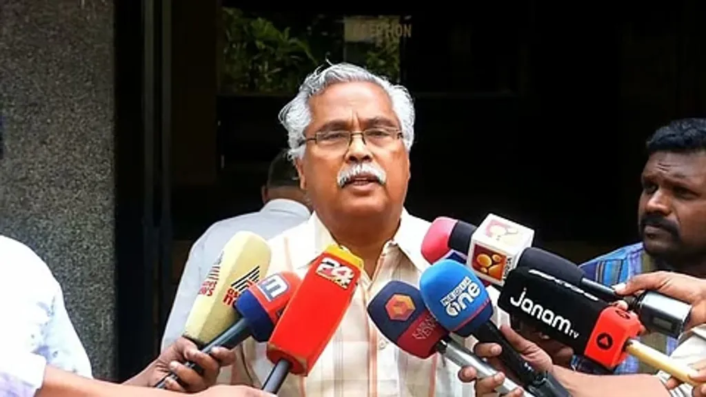 സി പി ഐ സെക്രട്ടറി ബിനോയ് വിശ്വവും  വെള്ളാപ്പള്ളിയുമായുള്ള വാചകമേളയൊക്കെ, എത്ര അവജ്ഞയോടെയാണ് ഭരണാധികാര ഇടതുപക്ഷം മലയാളിയുടെ ഇടതുപക്ഷ രാഷ്ട്രീയത്തെ കൈകാര്യം ചെയ്യുന്നത് എന്നതിന്റെ പ്രഹസനക്കാഴ്ചയാണ്. 