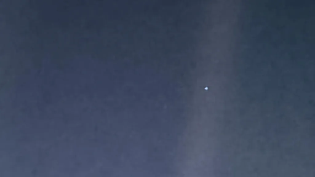 ആദ്യകാലത്തെപ്പെഴോ പകർത്തിയ ഭൂമിയുടെ ആകാശചിത്രത്തിന് ആ ഇളംനീലപൊട്ട്  അഥവാ A Pale Blue Dot എന്നാണവർ പേരുനൽകിയത്