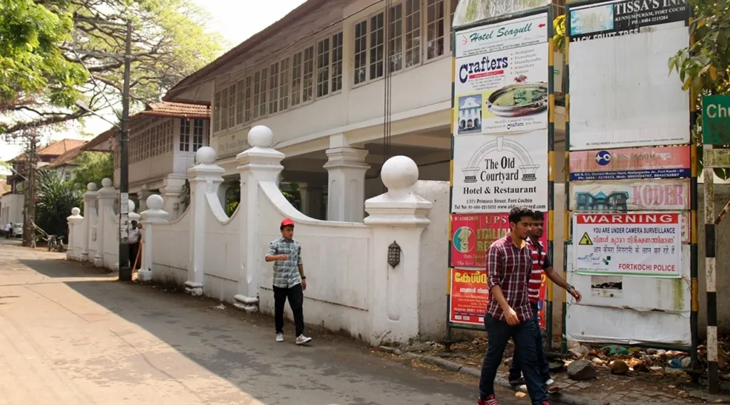 പൊതു ഇടങ്ങളിൽ തുടങ്ങി മനുഷ്യർ പെരുമാറുന്ന എല്ലായിടത്തും എഴുതപ്പെടുന്ന വെളിപാടാണ്, “നിങ്ങൾ ക്യാമറ നിരീക്ഷണത്തിലാണ്” എന്നത്.