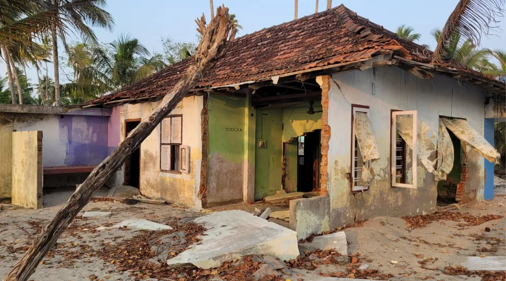 തീരത്തെ ധാതുമണലിന്റെ ഖനനവും സംസ്കരണവും പൊതുമേഖലയിൽത്തന്നെ വേണമെന്ന സംസ്ഥാനത്തിന്റെ ആവശ്യം സ്വാഗതാർഹമാണ്. എന്നാൽ, പൊതുമേഖലയിൽ ആണെങ്കിലും, ശാസ്ത്രീയപഠനമില്ലാതെയും പാരിസ്ഥിതീക പരിഗണനനകൾ അവഗണിച്ചും ഇക്കാര്യത്തിൽ മുന്നോട്ട് പോകുന്നതും ആപത്താണ്. 