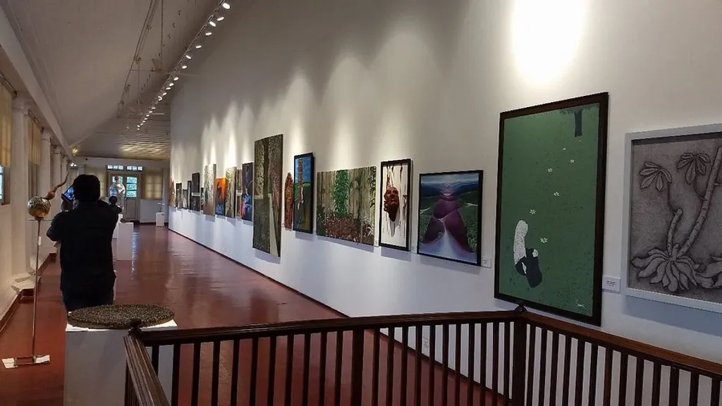 കലയുടെ കാര്യത്തിൽ എടുത്തുപറയേണ്ട, അധികം ചർച്ച ചെയ്യപ്പെടാത്ത ഒരു പ്രധാന സ്ഥാപനം കിരൺ നാടാർ മ്യൂസിയം ഗുലാം മുഹമ്മദ് ഷെയ്ഖിൻെറ എക്സിബിഷൻ നടത്തുന്ന ദർബാർ ഹാളാണ്.