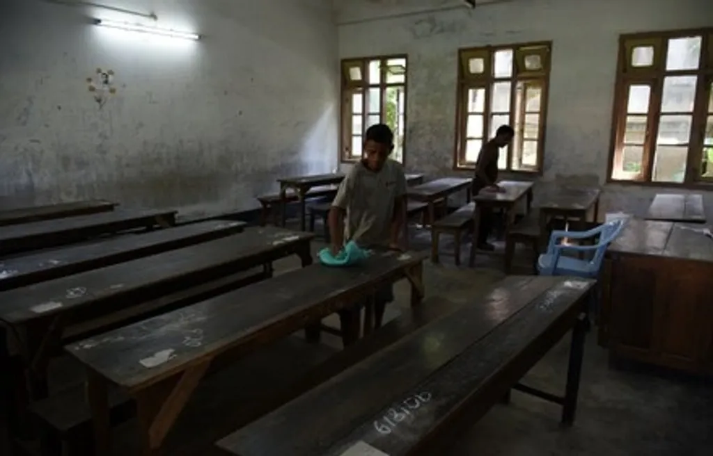 ബെഞ്ചിനൊപ്പം ഒരു ഡെസ്ക്കിനെ കാണുന്നത് ഹൈസ്ക്കൂൾ ക്ലാസുകളിലാണ്. നോട്ടിലെഴുതിയതിനേക്കാൾ ഡെസ്ക്കിലെഴുതിയവരുണ്ട്.