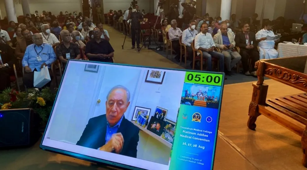 പ്രസിദ്ധ മൈക്രോബയോളജിസ്റ്റ്, ഡബ്ലിൻ സർവകലാശാലയിലെ വില്ല്യം ഹാളുമായി  (William W. Hall) ചേർന്ന് ഗാലോ 2011 മാർച്ചിൽ ഗ്ലോബൽ വൈറൽ നെറ്റ് വർക്ക് (Global Viral Network) സ്ഥാപിച്ചു. വൈറസ് ഗവേഷണ മേഖലയിൽ പ്രവർത്തിക്കുന്ന ശാസ്ത്രജ്ഞരുടെ കൂട്ടായ പ്രവർത്തനം ശക്തിപ്പെടുത്തുക, വൈറോളജി പരിശീലന പരിപാടികൾ വിപുലീകരിക്കുക, പകർച്ചവ്യാധി വ്യാപനത്തിന്റെ ആരംഭഘട്ടത്തിൽ അനുഭവപ്പെടുന്ന ഗവേഷണ ന്യൂനതകൾ  പരിഹരിക്കുക തുടങ്ങിയവയാണ്  ഗ്ലോബൽ വൈറൽ നെറ്റ് വർക്കിന്റെ ലക്ഷ്യങ്ങൾ