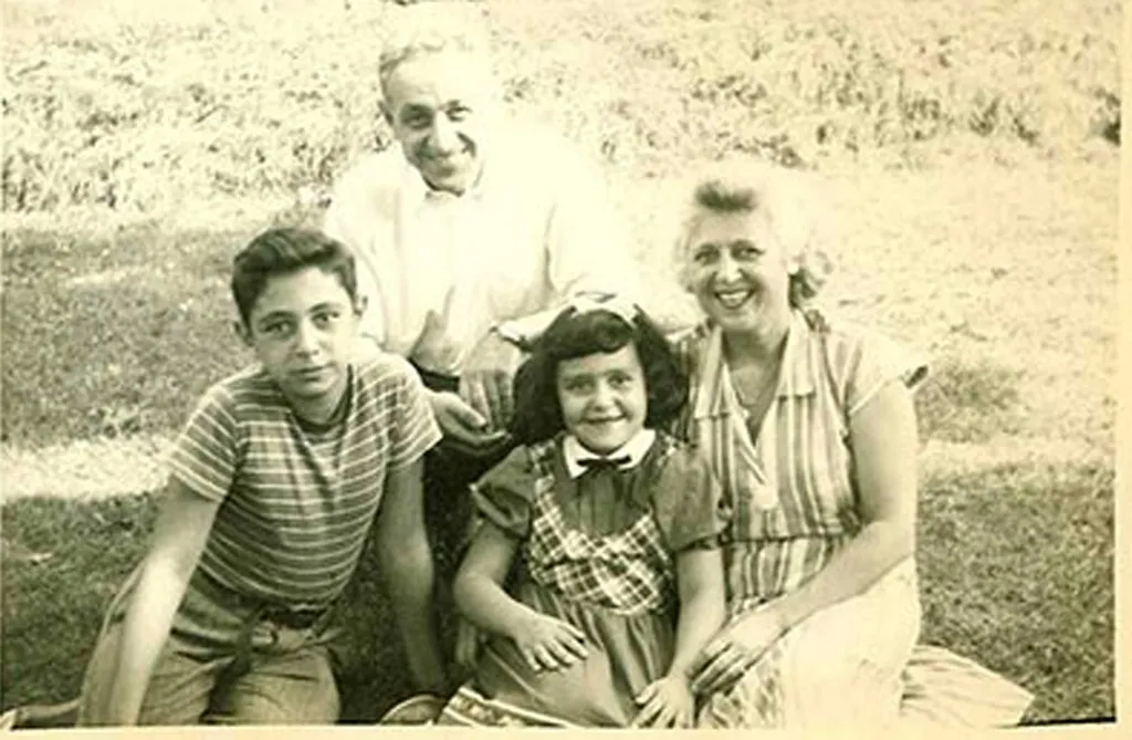 തന്റെ അനിയത്തി 13- മത്തെ വയസ്സിൽ രക്താർബുദം ബാധിച്ച് മരണമടഞ്ഞതിനെ തുടർന്നാണ്  ഗാലോ കാൻസർ ഗവേഷണത്തിൽ താത്പര്യമെടുത്തത്.