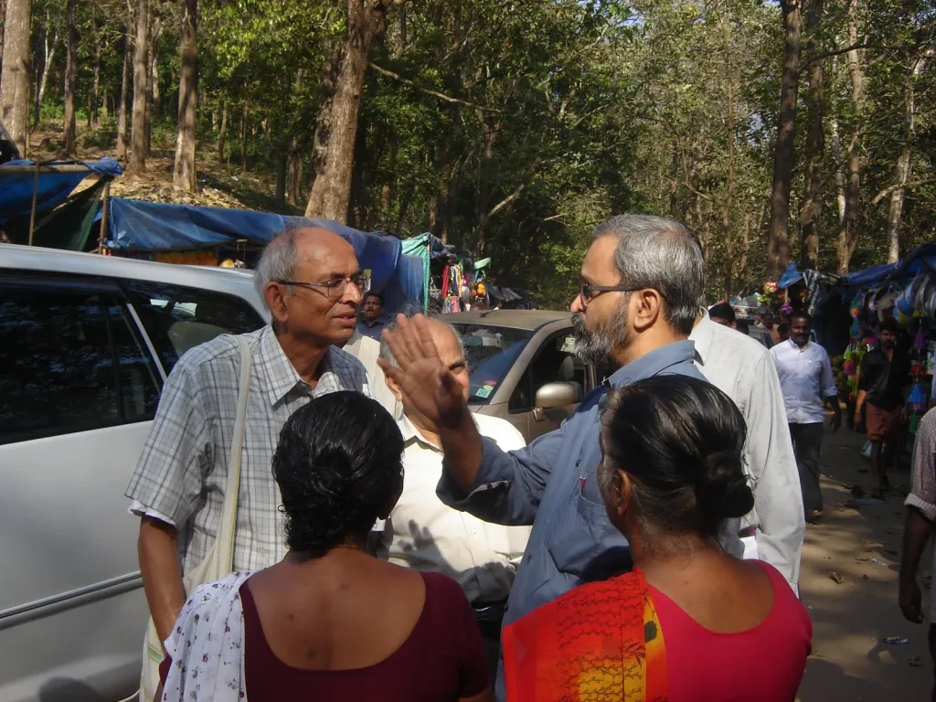 അതിരപ്പിള്ളി പദ്ധതി പ്രദേശം സന്ദർശിച്ച വേളയിൽ നാട്ടുകാരോടും വാഴച്ചാലിൽ ആദിവാസികളോടും ഏറെ സ്നേഹത്തോടെയും വിനയത്തോടെയും സംസാരിച്ചിരുന്ന മാധവ് ഗാഡ്ഗിലിന്റെ ചിത്രം ഇന്നും ഓർമ്മയിലുണ്ട്.