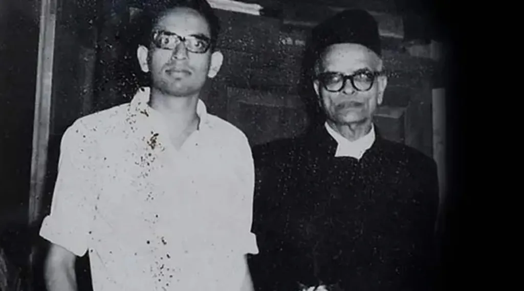 മാധവ് ഗാഡ്ഗിൽ പിതാവ് ധനഞ്ജയ് രാമചന്ദ്ര ഗാഡ്ഗിലിനൊപ്പം