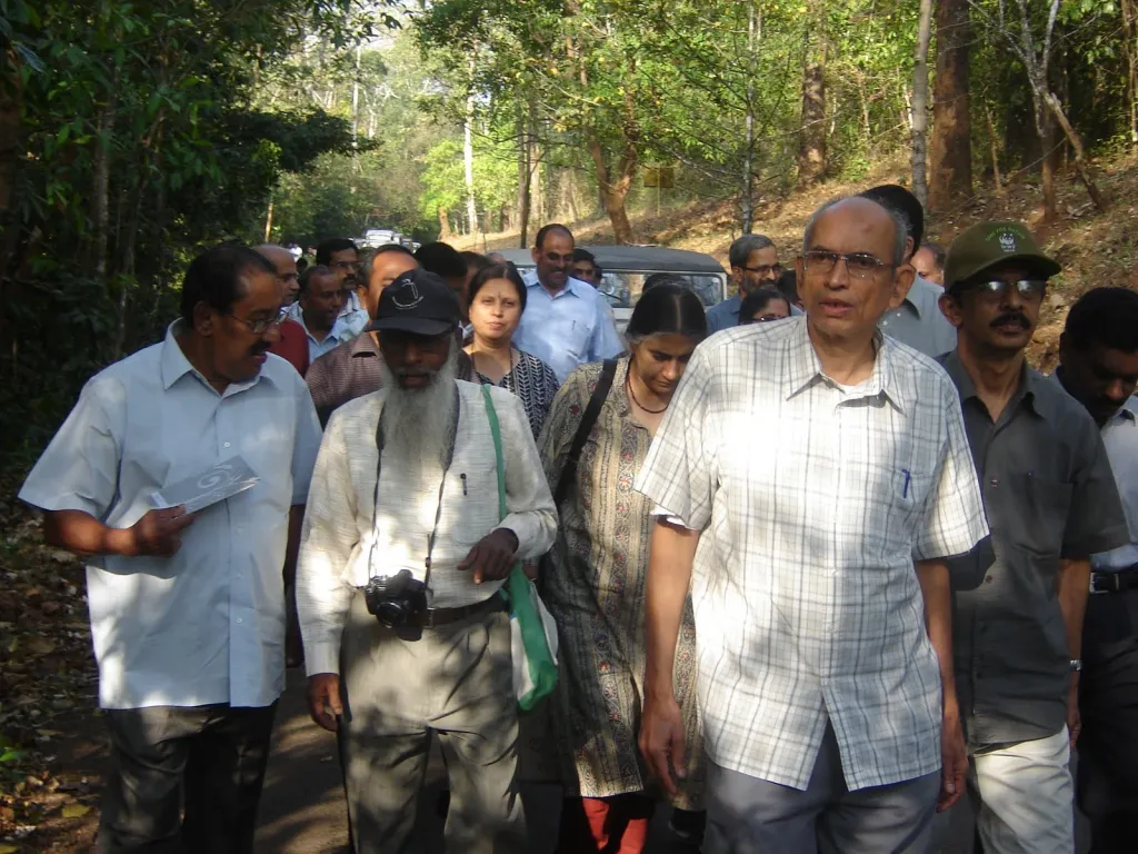 മാധവ് ഗാഡ്ഗിലിന്റെ നേതൃത്വത്തിലുള്ള പശ്ചിമഘട്ട പരിസ്ഥിതി വിദഗ്ധ സമിതി അതിരപ്പിള്ളി സന്ദർശിച്ചപ്പോൾ.