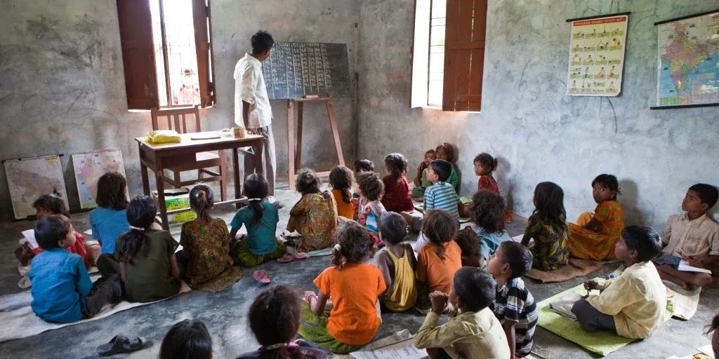 സൂക്ഷ്മനോട്ടത്തിൽ, ഇന്നത്തെ വിദ്യാഭ്യാസരീതി തന്നെയാണ് ജനായത്തം നേരിടുന്ന ഏറ്റവും വലിയ വെല്ലുവിളി എന്നു വരുന്നു. ഭരണഘടനാപൂർവ്വ കാലത്തെ ജാതിസമൂഹങ്ങൾ ഇന്ന് കൂടിയിരിക്കുന്നത് ക്ലാസ്മുറികളിലാണ്.