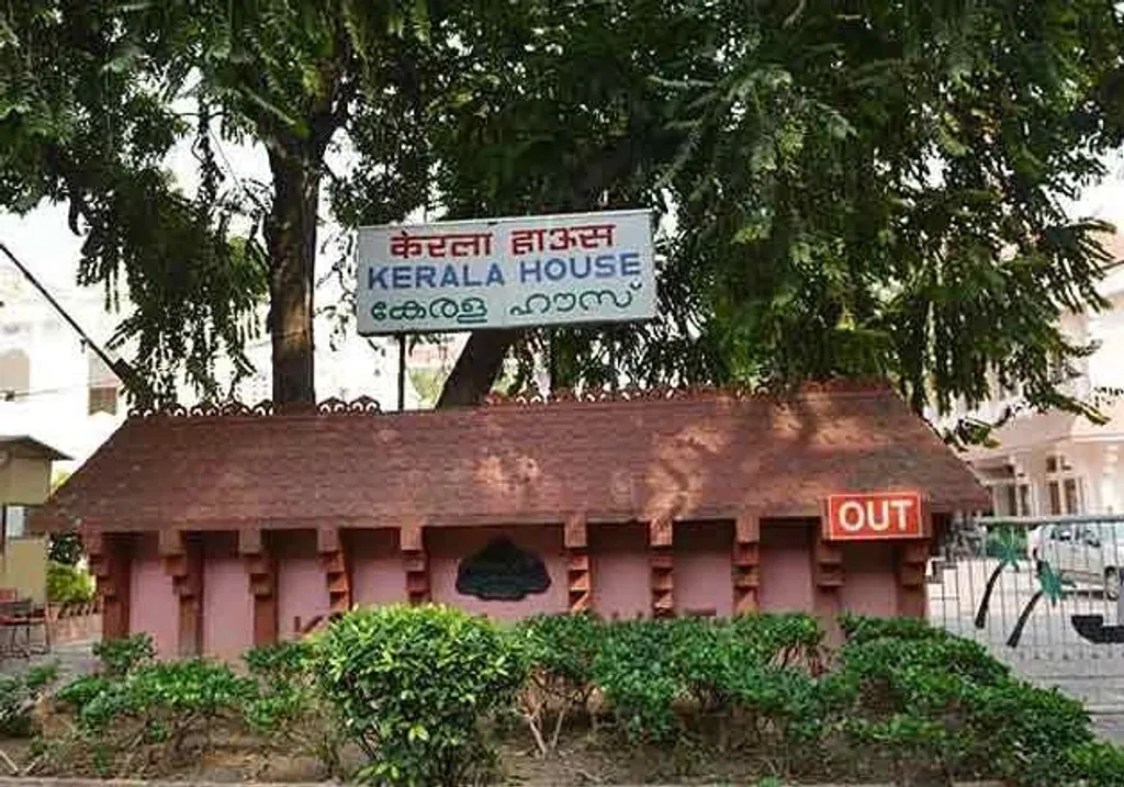 കേരള ഹൗസ് ക്യാന്റീനിൽ നിന്ന് പൊറോട്ടയും, ബീഫും, കപ്പയും, പഴംപൊരിയും, വടയുമെല്ലാം കഴിച്ചശേഷം, സുഹൃത്തുക്കളുടെയും, കുടുംബത്തിന്റെയും കൂടി സിനിമ ആസ്വദിക്കാൻ കഴിഞ്ഞതിന്റെ ആനന്ദം ഒരു മലയാളി പങ്കുവെച്ചത് ഓർക്കുന്നു.