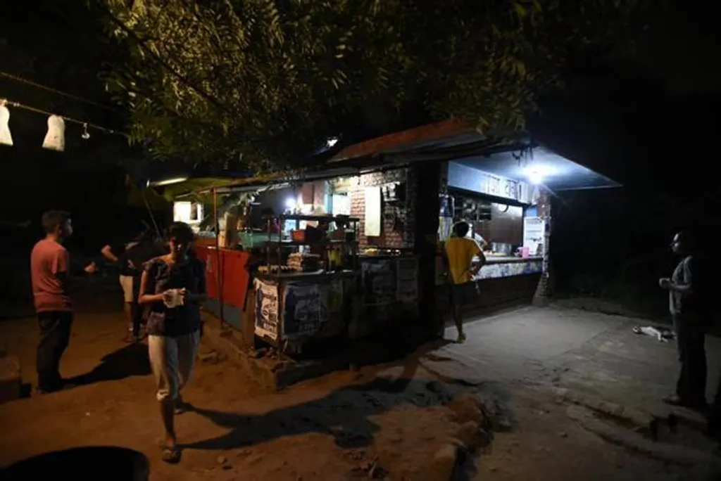 ജവഹർലാൽ നെഹ്റു സർവകലാശാല (JNU), ഹൈദരാബാദ് സെൻട്രൽ യൂണിവേഴ്സിറ്റി (HCU), അലിഗഡ് മുസ്ലിം യൂണിവേഴ്സിറ്റി (AMU) തുടങ്ങിയവ, താരതമ്യേന ഉയർന്ന തോതിൽ വിദ്യാർത്ഥികൾക്ക് ഹോസ്റ്റൽ സൗകര്യമൊരുക്കുന്നതിനൊപ്പം, രാപകലില്ലാതെ സ്വതന്ത്രമായി സഞ്ചരിക്കാവുന്ന, ഇരുന്നു സംസാരിക്കാൻ കഴിയുന്ന ഇടങ്ങളും ഒരുക്കുന്നുണ്ട്.