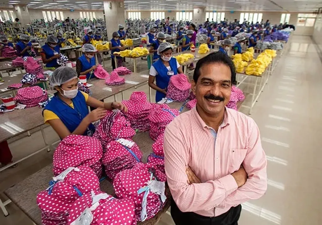 അമേരിക്കയുടെ പ്രതികാര ചുങ്കം സൃഷ്ടിച്ച കടുത്ത പ്രതിസന്ധിയിൽ കിറ്റെക്സ് ഗ്രൂപ്പ് നിലയില്ലാ കുഴിയിലേക്കു വീഴുകയും, കൊട്ടിഘോഷിച്ച തെലുങ്കാനാ പ്രവേശനം ഒടുവിൽ ചരമകോളത്തിലെ വാർത്തയായി മാറുകയും ചെയ്തപ്പോൾ കേരളത്തിലേക്കുതന്നെ സാബുവിന് തിരിഞ്ഞുനോക്കേണ്ടിവന്നു.