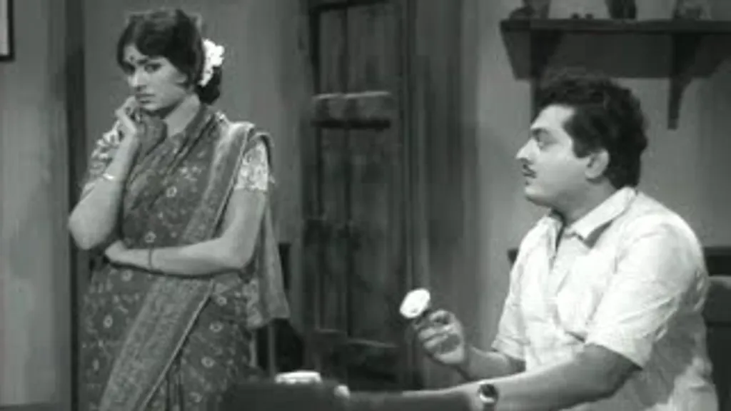 ‘മൂലധനം’ ബ്ലാക്ക് ആന്റ് വൈറ്റ് സിനിമയായതിനാൽ എത് പൂവാണ് എന്നൊന്നും വ്യക്തമാകാത്ത ഒരു പൂവ് കെ.പി. ഉമ്മർ കൈയിൽ പിടിക്കുന്നുണ്ട്. റോസാപ്പൂവാകാം. 