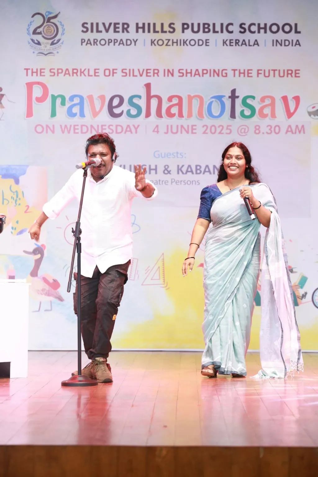 വിജേഷിന്റെയും കബനിയുടെയും വിവിധങ്ങളായ നാടക പ്രവർത്തനങ്ങളിൽ ശ്രദ്ധേയമായ ഒരിടമാണ് കോഴിക്കോട് സിൽവർ ഹിൽസ് സിഎംഐ സ്കൂൾ. തീവ്രമായ മനുഷ്യപക്ഷ രാഷ്ട്രീയം വിളംബരം ചെയ്യുന്ന, സംസ്ഥാന തലത്തിൽ പലകുറി പുരസ്കൃതമായ, നിരവധി നാടകങ്ങൾ അദ്ദേഹം അവിടെ ചെയ്തിട്ടുണ്ട്. 