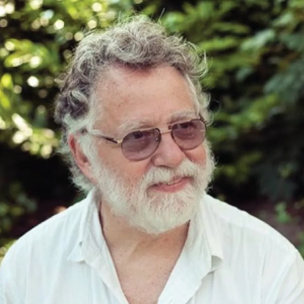 വെനസ്വേലയിലെ സാമൂഹ്യശാസ്ത്രജ്ഞനും ഇടതുചിന്തകനുമായ എഡ്ഗാർഡോ ലാൻഡർ. അധികാരം അതിരുകടന്ന് കേന്ദ്രീകരിക്കപ്പെട്ടപ്പോൾ ജനങ്ങളുടെ സ്വതന്ത്ര പങ്കാളിത്തവും ജനാധിപത്യ ഇടങ്ങളും ക്രമേണ ചുരുങ്ങുകയും പൗരരുടെ സാമൂഹിക– സാമ്പത്തിക സുരക്ഷ ഉറപ്പാക്കുന്നതിൽ ഭരണകൂട സംവിധാനങ്ങൾ പരാജയപ്പെടുകയും ചെയ്തതായി അദ്ദേഹം പറയുന്നു.