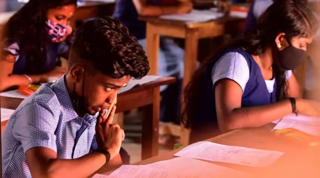 പരീക്ഷയിൽ ചോദ്യം മാത്രമറിയുന്ന ചോദ്യപേപ്പറുകളാണ് ലഭിക്കുന്നതെങ്കിൽ ഉത്തര പേപ്പർ വാങ്ങാനോ കൊടുക്കാനോ, ഇടനിലക്കാർ ഇടക്ക് ഇരിക്കുന്നവരായിരിക്കും. 