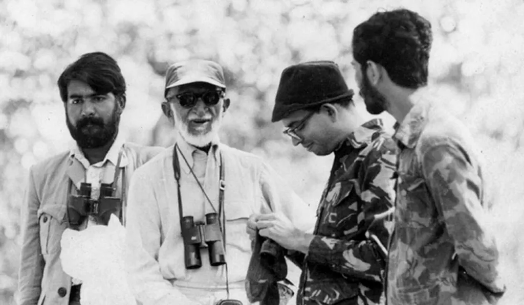 അച്ഛൻ്റെയും സാലീം അലിയുടെയും കൂടെയുള്ള ബാല്യകാലത്തെ പക്ഷി നിരീക്ഷണമാണ് ഗാഡ്ഗിലില് പരിസ്ഥിതി ശാസ്ത്രജ്ഞനാകണമെന്ന മോഹം ഉണർത്തിയത്.