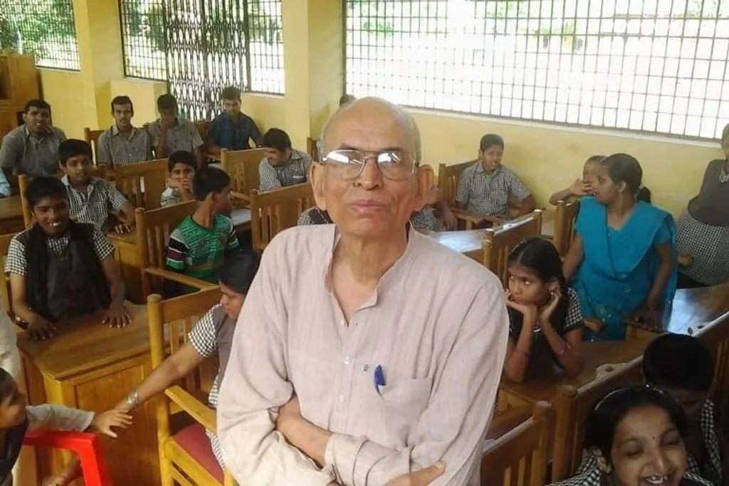 ദേശീയ പരിസ്ഥിതി അവബോധ പരിപാടിയുടെ ഭാഗമായി മാധവ് ഗാഡ്ഗിൽ കാസർഗോട്ടെ ഒരു സ്കൂൾ സന്ദർശിച്ചപ്പോൾ.