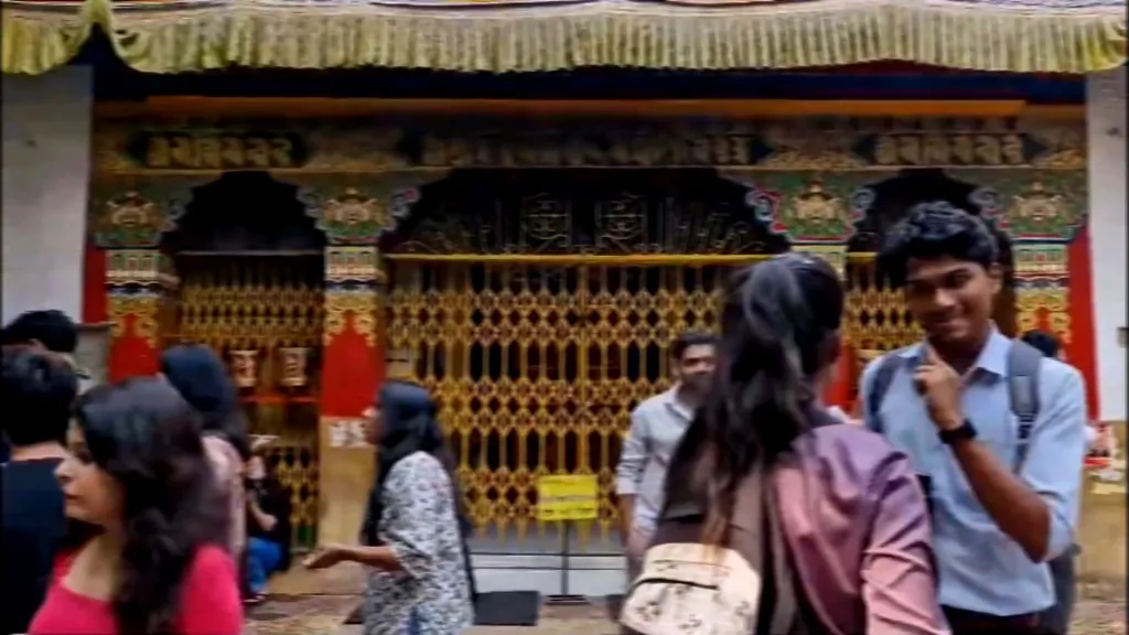 സമയം ചെലവഴിക്കാവുന്ന പൊതുഇടങ്ങൾ സർവകലാശാലകളുടെ അകത്തോ പരിസരത്തോ ഇല്ലാത്തത് കൊണ്ടു കൂടിയാണ് വിദ്യാർഥികൾ മജ്നു കാ ടില പോലുള്ള വിപണന കേന്ദ്രങ്ങളിലേക്ക് എത്തുന്നത്.