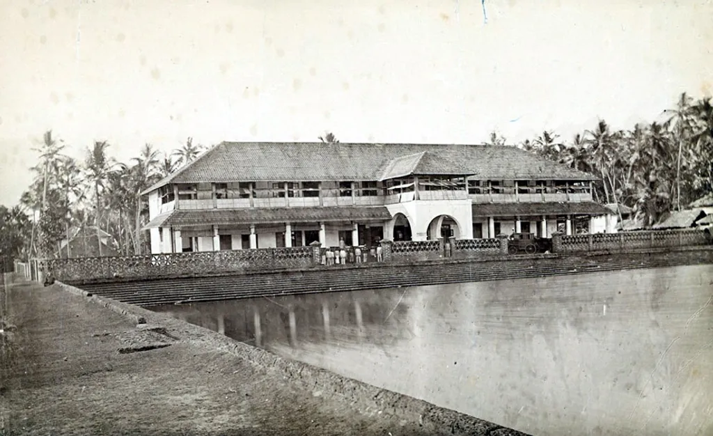 കോഴിക്കോട് മാനാഞ്ചിറ സ്ക്വയർ. തേക്കിൻകാട് മൈതാനത്തിനും തിരുനക്കര ക്ഷേത്രാങ്കണത്തിനും മാനാഞ്ചിറ സ്ക്വയറിനും എല്ലാം, പൊതുവിടങ്ങൾ എന്ന നിലയിലും സാഹിത്യ സംവാദസ്ഥലങ്ങൾ എന്ന നിലയിലും ഉണ്ടായിരുന്ന, പോയകാല പെരുമകൾ കുടിയൊഴിഞ്ഞു.