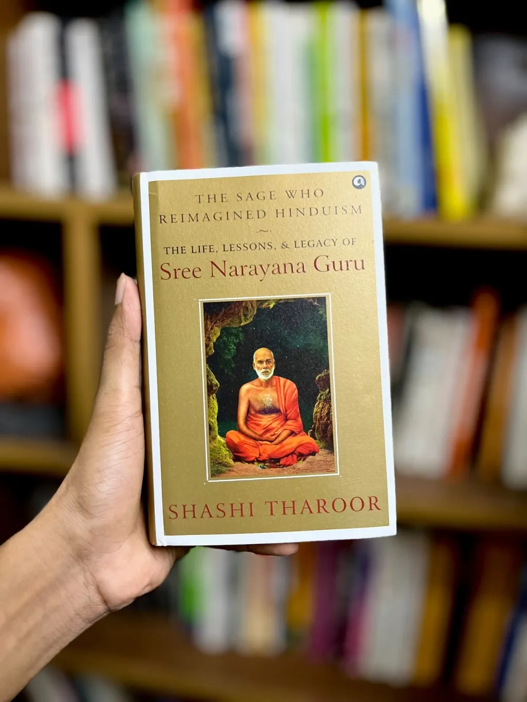 കാഷായം ധരിച്ച അർദ്ധനഗ്നനായ ശ്രീനാരായണഗുരുവിന്റെ ചിത്രമാണ് കവറിലുള്ളത്. കാതറിൻ എബ്രഹാം എ ഐയുടെ സഹായത്താൽ തയ്യാറാക്കിയതാണ് ഈ ഇമേജെന്ന് ക്രഡിറ്റ് കൊടുത്തിട്ടുണ്ട്. 