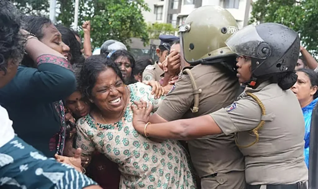 ആശ പ്രവർത്തകർ നടത്തിയ ക്ലിഫ് ഹൗസ്  മാർച്ചിൽ പോലീസ് സ്ത്രീകൾ എന്ന പരിഗന പോലും കൽപ്പിക്കാതെ മൃഗീയമായി മർദിച്ചും അവരുടെ വസ്ത്രങ്ങൾ കീറിയും ആണ്  നേരിട്ടത്. 