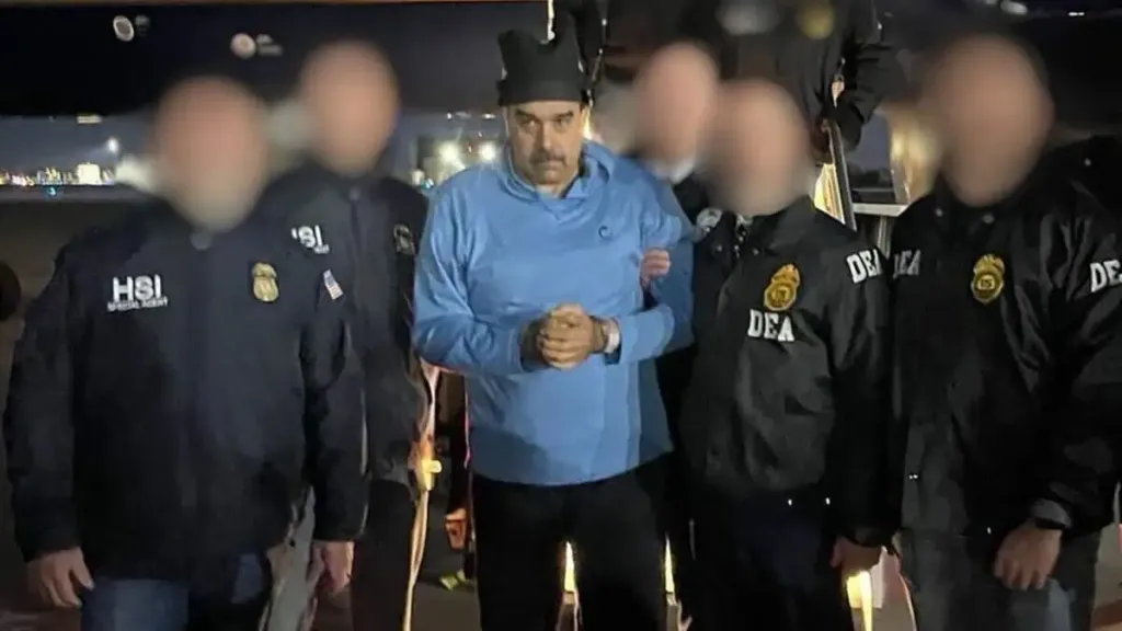 ഒരു ലോകനേതാവിനെ കൈയിലും കാലിലും വിലങ്ങണിയിച്ച് ലോകസമക്ഷം നടത്തിക്കൊണ്ടുപോകുന്ന കാഴ്ച അക്ഷരാർത്ഥത്തിൽ ഞെട്ടിക്കുന്നതായിരുന്നു.