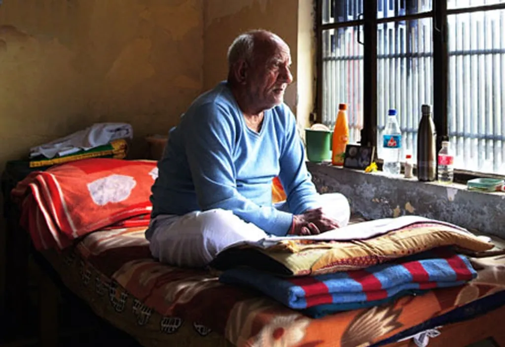 മധ്യവയസ്സിലെ പ്രതിസന്ധി പലപ്പോഴും തൊഴിലിനെയും സാമ്പത്തിക കാര്യങ്ങളെയും സംബന്ധിച്ച് ബന്ധപ്പെട്ടിരിക്കുമ്പോൾ, വാർദ്ധക്യത്തിലെ പ്രതിസന്ധി വാർദ്ധക്യത്തെക്കുറിച്ചും മരണത്തെക്കുറിച്ചും ശാരീരിക- വൈകാരിക യാഥാർത്ഥ്യങ്ങളിലേക്കുമാണ് വിരൽ ചൂണ്ടുന്നത്.