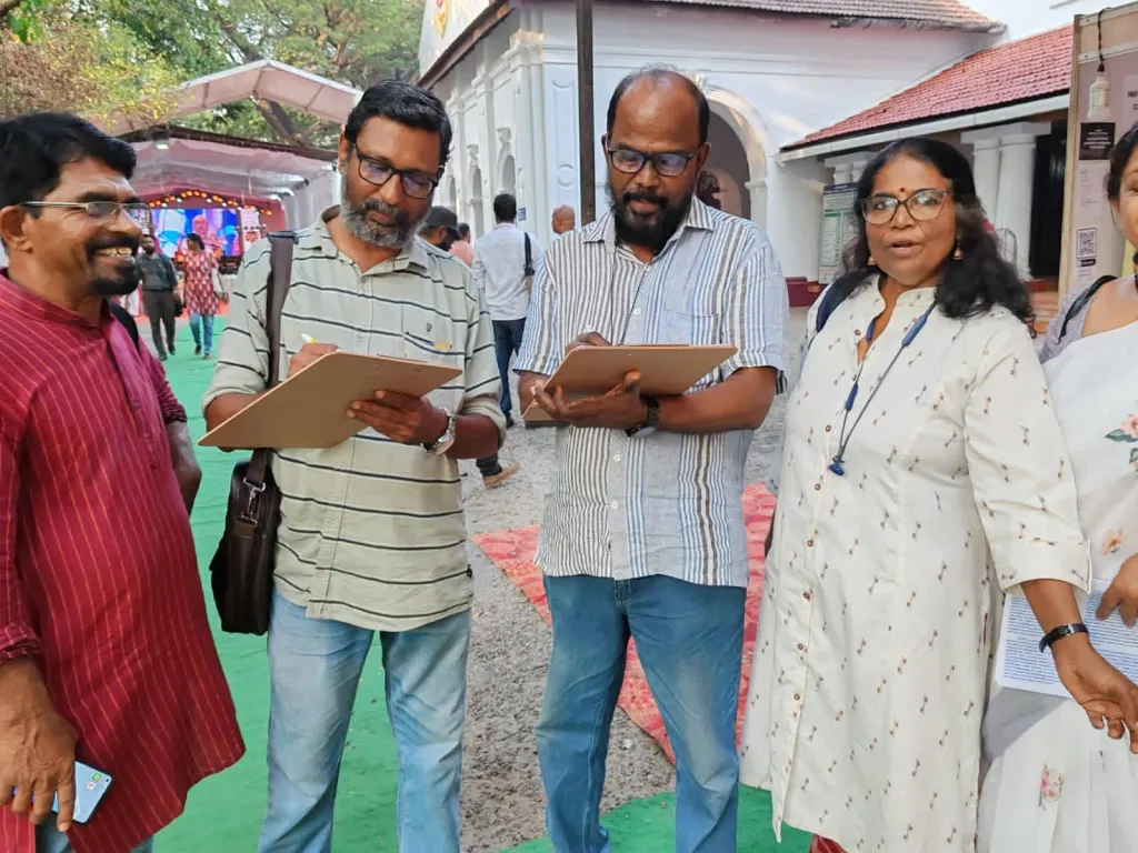 ലോക്സഭാ തെരഞ്ഞെടുപ്പിൽ സ്ത്രീകളെ 33% സീറ്റിൽ മത്സരിപ്പിക്കാൻ മുന്നണികൾ തയ്യാറാവണമെന്ന് ആവശ്യപ്പെട്ട് തുല്യപ്രാതിനിധ്യ പ്രസ്ഥാനം സംഘടിപ്പിച്ച 'ഒപ്പുവിരിക്കൽ' പരിപാടിയിൽ നിന്ന്.