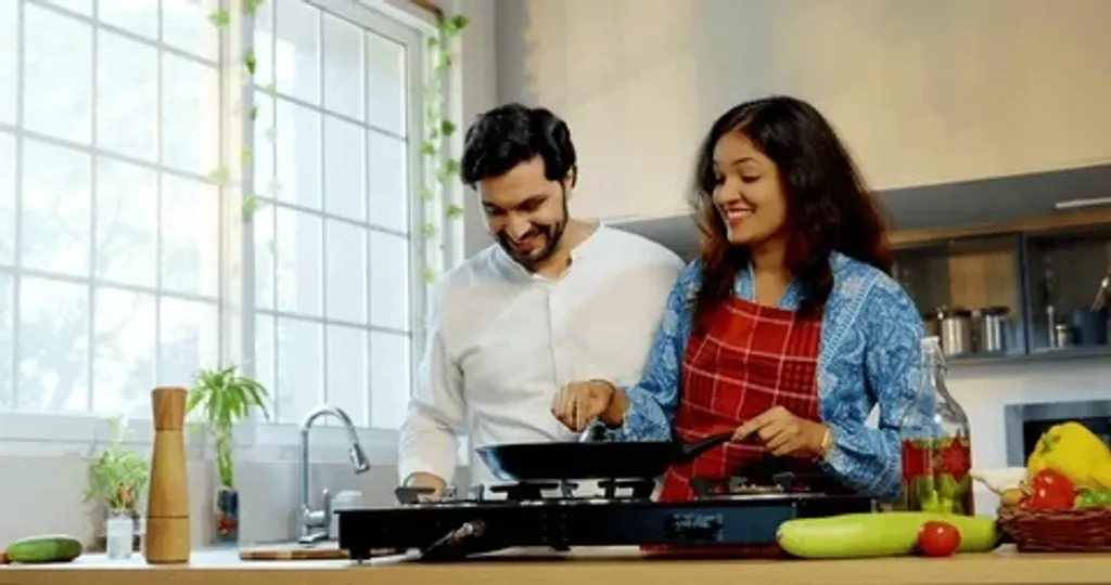 വീട്ടുജോലിക്ക് സഹായത്തിന് ആളെ നിർത്തുന്ന രീതി പടിഞ്ഞാറൻ നാടുകളിൽ ഒരു ന്യൂനപക്ഷത്തിന് മാത്രം സാധിക്കുന്ന ഒന്നാണ്. അതുകൊണ്ടുതന്നെ വീട്ടുജോലികൾ സ്വയം ചെയ്യുക എന്ന രീതി കേരളത്തിലെത്തിയ ശേഷവും ഞങ്ങൾ തുടരുന്നു. /Representative Image