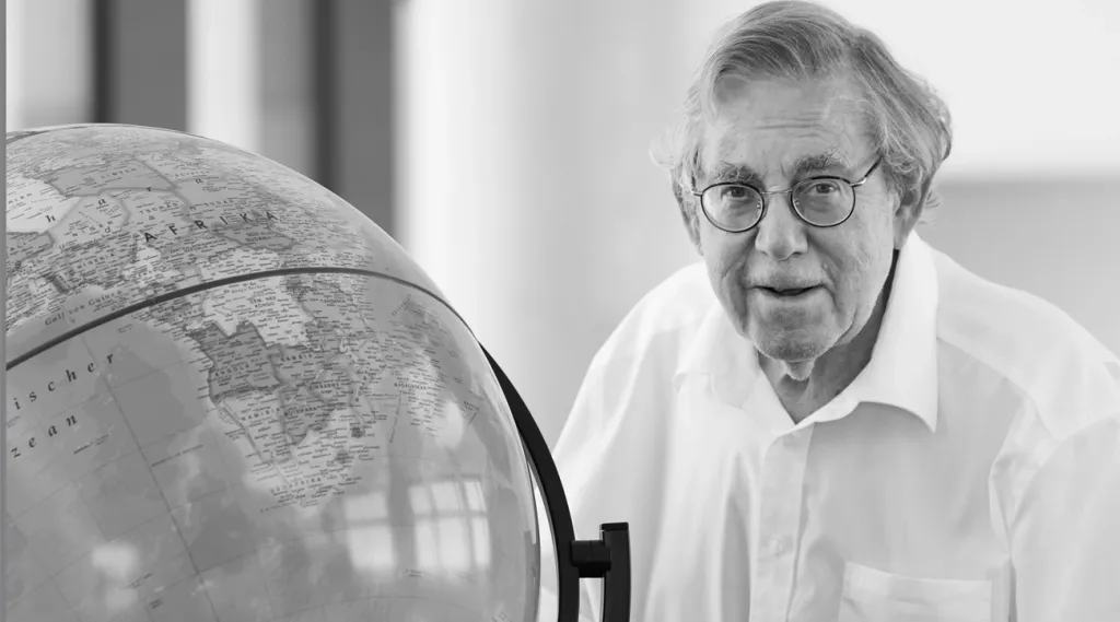 പോൾ ക്രുറ്റ്സന് നോബൽ സമ്മാനം ലഭിച്ചത് കോളോറോ ഫ്ലൂറോ കാർബൻ അന്തരീക്ഷത്തെ സംരക്ഷിക്കുന്ന ഓസോൺ പാളിയ്ക്ക് കേടുപാട് വരുത്തിയതിനെക്കുറിച്ചുള്ള ഗവേഷണ പഠനത്തിനാണ്. 2000- ൽ നടന്നൊരു സമ്മേളനത്തിൽ, അതുവരെ ഭൂചരിത്രഘട്ടത്തെ സൂചിപ്പിക്കാൻ ഉപയോഗിച്ചിരുന്ന "ഹോളോസീൻ" എന്ന പ്രയോഗത്തിന്റെ അപ്രധാന്യത്തെക്കുറിച്ചു വ്യക്തമാക്കാൻ പോൾ ക്രുറ്റ്സൻ ഉറക്കെ വിളിച്ചുപറഞ്ഞു: നമ്മൾ ഹോളോസീൻ കാലത്തിലല്ല ജീവിക്കുന്നത്, നരവംശയുഗത്തിലാണ്.