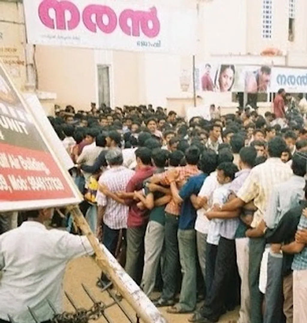 സിനിമാകൌതുകം നഗരത്തിലേക്കുള്ള വഴിയും വണ്ടിയും കാട്ടി. തിയേറ്ററുകളിലെ തുരങ്കപാതകളിലൂടെ നൂണ്ടിറങ്ങുമെന്നത് വെള്ളിയാഴ്ച വഴിപാടായി.