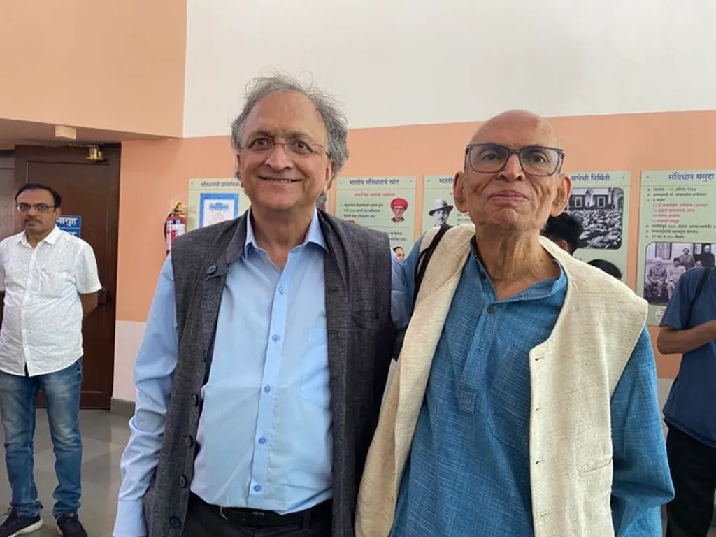 ഇക്കോളജിയെ ഹ്യുമൺ ഇക്കോളജിയുടെ പരിമണ്ഡലത്തിലേക്ക് സാമൂഹ്യവത്കരിച്ചതിൽ രാമചന്ദ്രഗുഹയുമായുണ്ടായ നാല് പതിറ്റാണ്ടിലേറെ നീണ്ട സൗഹൃദം കൂടി ഒരു ഘടകമാണ്.