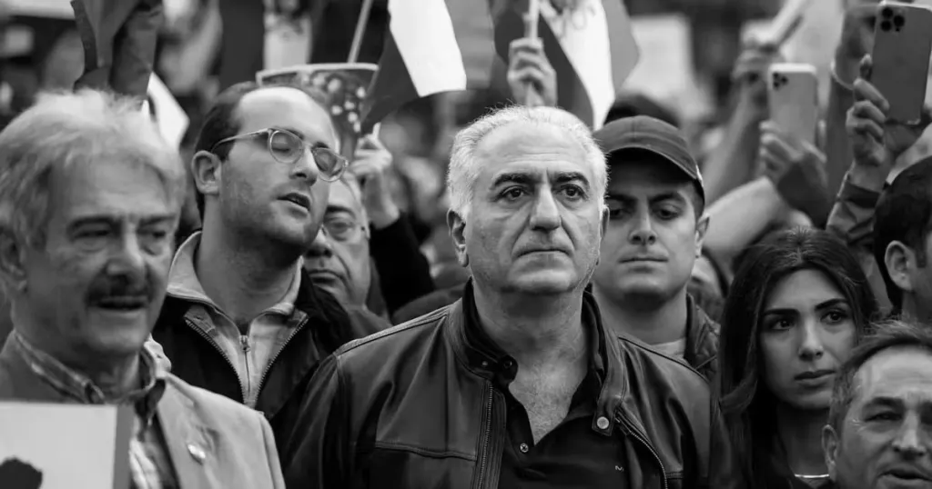 1979-ൽ ഇറാനിൽ നടന്ന വിപ്ലവത്തിൻെറ ഭാഗമായി നാടുകടത്തപ്പെട്ട അന്നത്തെ ഭരണാധികാരി ഷായുടെ മകൻ റേസ പഹ്ലവിയാണ് ഇപ്പോൾ പ്രതിഷേധത്തിന് ആഹ്വാനം നൽകി മുന്നിൽ നിൽക്കുന്ന നേതാവ്. 