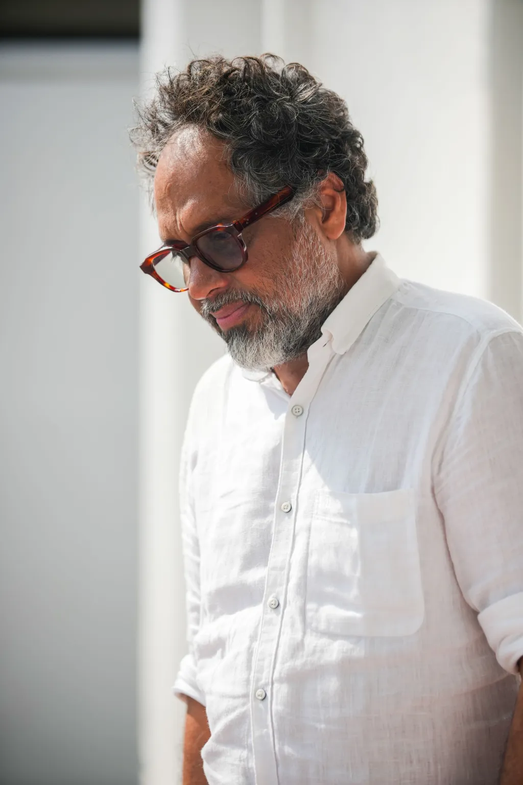 റിയാസ് കോമു. കലാഹൃദയനായ ഹെഡ്ഗർ കാശി ഹല്ലെഗ്വ ഹൗസിന്റെ വാതിൽ തുറന്ന് തന്നപ്പോൾ ആർട്ടിസ്റ്റ് റിയാസ് കോമു ചിന്തിച്ചത് നമുക്കൊപ്പം ഉണ്ടാവേണ്ടിയിരുന്ന അനേകം മനുഷ്യരെകുറിച്ചുതന്നെയായിരിക്കണം.