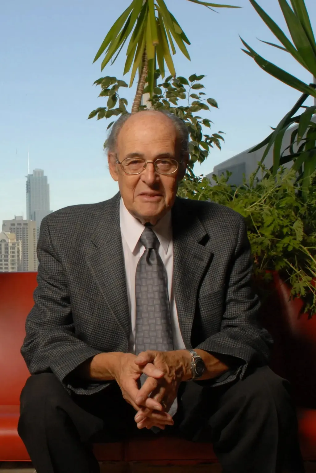 മനഃശാസ്ത്രത്തിലെ അമ്പരപ്പിക്കുന്ന ഒരു പ്രതിഭാസമായിട്ടാണ് വേദനയെ റൊണാൾഡ് മെൽസാക്  വിലയിരുത്തുന്നത്. മനുഷ്യമനസ്സ് സ്വന്തം മാന്ത്രികസിദ്ധി കൊണ്ട് വേദനയുടെ സൂചനകളെ പോലും നിയന്ത്രണ വിധേയമാക്കുന്നു എന്ന് ഉദാഹരണസഹിതം അദ്ദേഹം ചൂണ്ടിക്കാണിക്കുന്നുണ്ട്. 