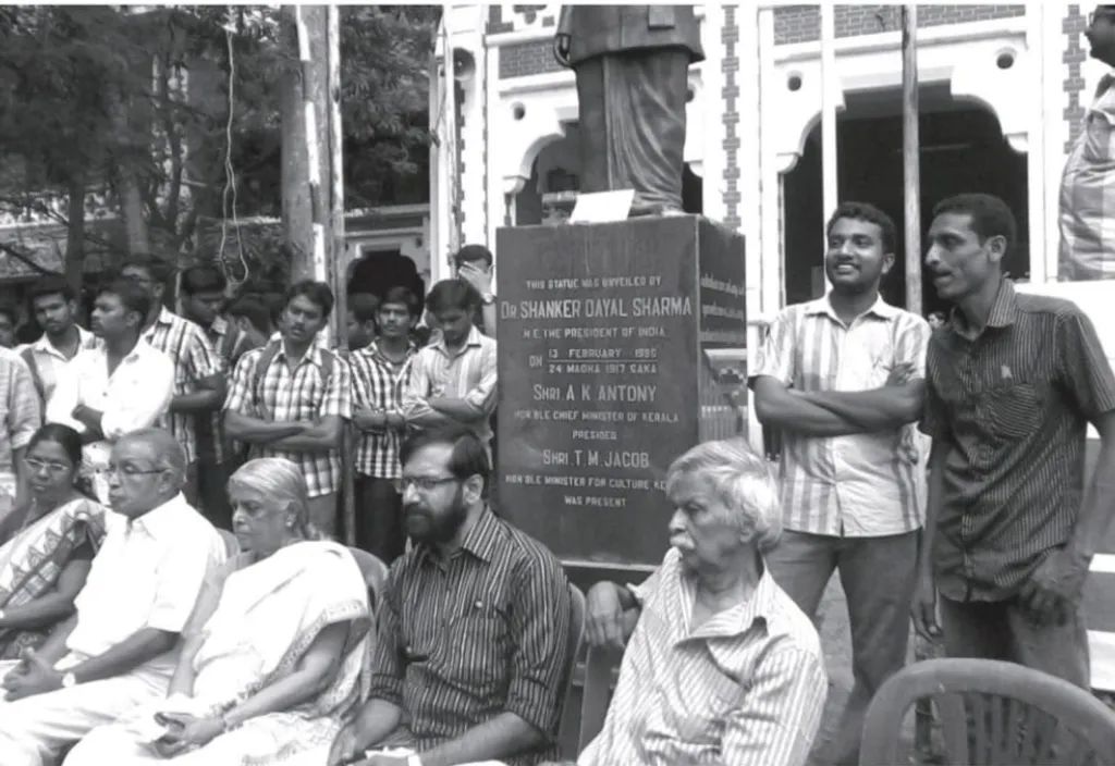 മലയാളത്തിനായി സമഗ്രമായ നിയമനിർമ്മാണം വേണമെന്നാവശ്യപ്പെട്ട് ഐക്യമലയാള പ്രസ്ഥാനം  2013 മാർച്ച് 18ന് നടത്തിയ സമരം. ഒ.എൻ.വി, സുഗതകുമാരി, കെ.പി. രാമനുണ്ണി, കാനായി കുഞ്ഞിരാമൻ തുടങ്ങിയവരെ കാണാം.