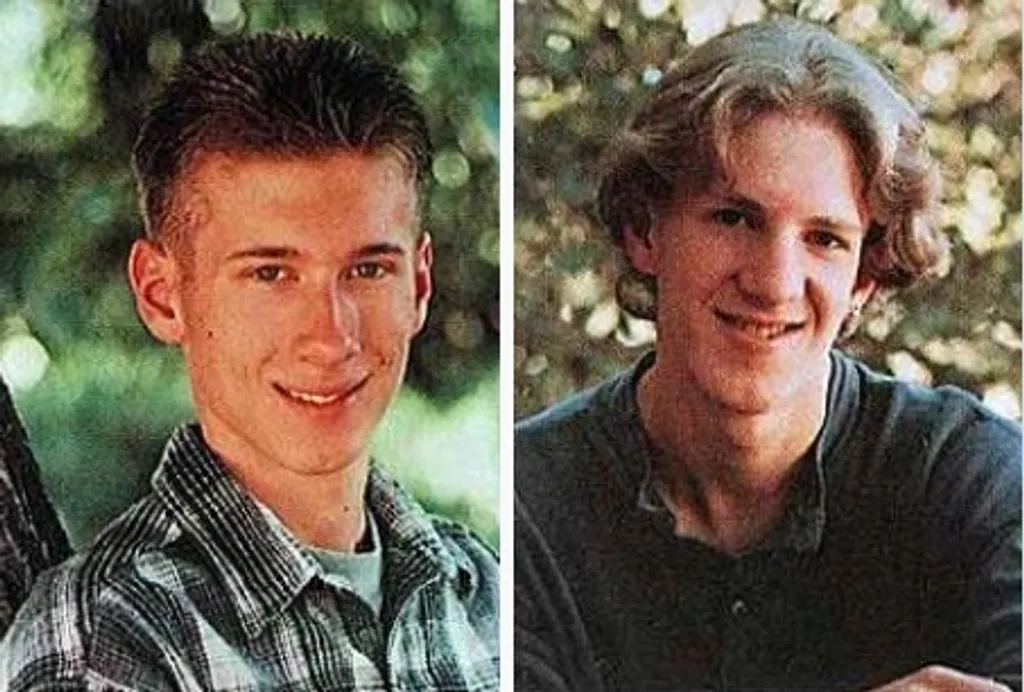 ഡെൻവർ നഗരത്തിലെ ഒരു സ്കൂളിൽ ‘ട്രെഞ്ച്കോട്ട് മാഫിയ’ എന്ന രഹസ്യസംഘടനയിലെ അംഗങ്ങളായ രണ്ട് വിദ്യാർത്ഥികൾ നടത്തിയ കൂട്ടക്കൊലകളെക്കുറിച്ചുള്ള അന്വേഷണത്തിലാണ് അമേരിക്കൻ കുറ്റാന്വേഷണ ഏജൻസികൾ വംശീയഭീകരതയിലേക്ക് പുതുതലമുറയെ പിടിച്ചെടുക്കുന്ന ഇൻ്റർനെറ്റ് വഴിയുള്ള പ്രചരണങ്ങളെ സംബന്ധിച്ച് ഞെട്ടിക്കുന്ന വിവരങ്ങൾ പുറത്തുവിട്ടത്.