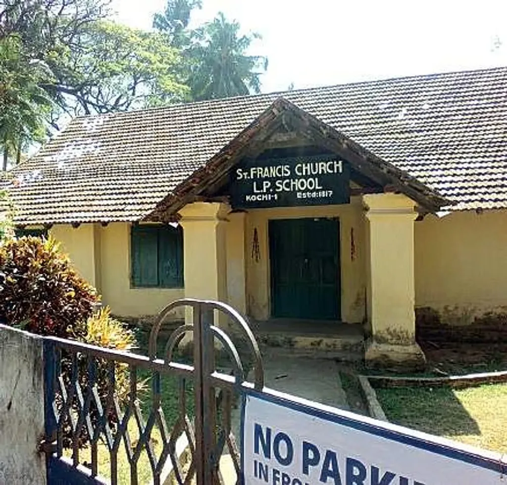 1817-ൽ റെവ്. ജൂഡ്സൺ എന്ന ക്രിസ്ത്യൻ മിഷനറി സ്ഥാപിച്ച ഫോർട്ട് കൊച്ചിയിലെ സെന്റ് ഫ്രാൻസിസ് ചർച്ച് എൽ.പി. സ്കൂൾ. സംസ്ഥാനത്തെ ആദ്യ ഇംഗ്ലീഷ് മീഡിയം വിദ്യാലയമാണിത്.