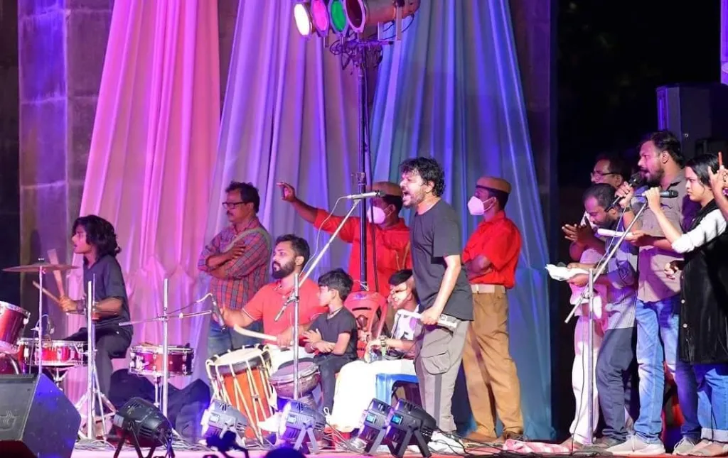 സ്കൂൾ ഓഫ് ഡ്രാമയിൽ നിന്ന് പഠനം പൂർത്തിയാക്കിയ വിജേഷിന്റെ പ്രധാന രംഗമണ്ഡപം കബനിയുമൊത്ത് സ്ഥാപിച്ച 'തിയേറ്റർ ബീറ്റ്സ്' എന്ന നാടക കേന്ദ്രമായിരുന്നു.