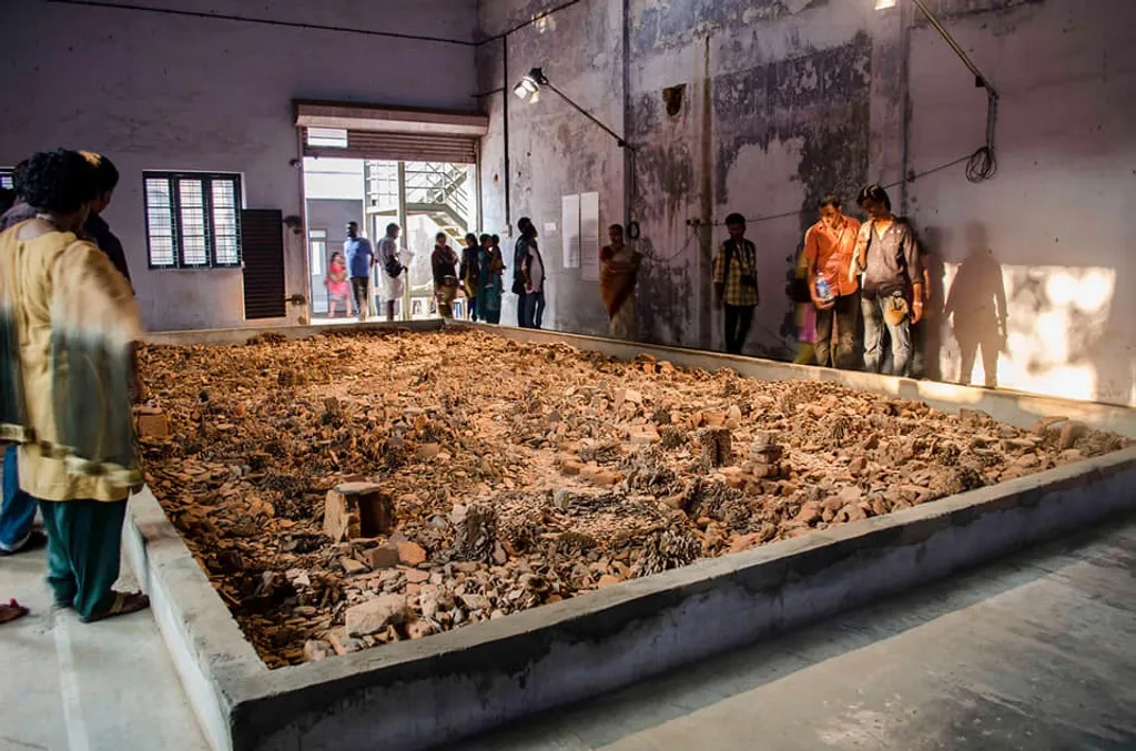 വിവാൻ സുന്ദരത്തിൻെറ ബ്ലാക്ക് ഗോൾഡ് പ്രൊജക്ട്, കേരളത്തിൻെറ അന്തരീക്ഷത്തിൽ സംഭവിച്ച ഏറ്റവും ഗംഭീരമായ, ചരിത്രം അടയാളപ്പടുത്തിയ വർക്കാണ്. കുഴിച്ചെടുത്ത കളിമൺ വസ്തുക്കളുടെയും മറ്റും ബാക്കിപത്രങ്ങൾ ഉപയോഗിച്ചാണ് അതുണ്ടാക്കുന്നത്.