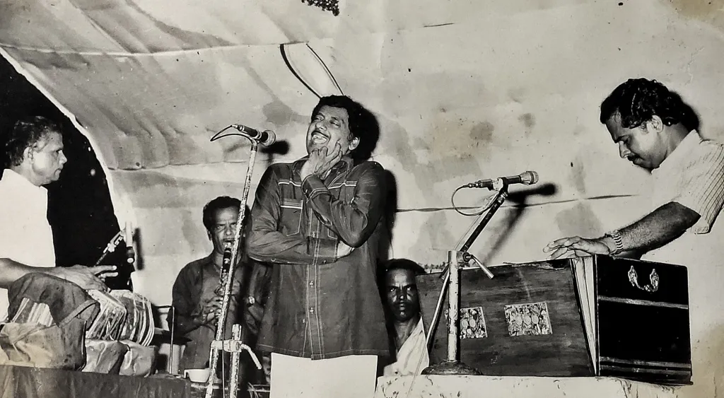 ആശയപ്രചാരണത്തിനു വലിയ സേവനം നൽകിയ ചരിത്രമാണ് കേരളത്തിന്റെ സാംസ്കാരിക ചരിത്രത്തിൽ പ്രഫഷണൽ നാടകത്തിനും കഥാപ്രസംഗത്തിനുമുള്ളത്. അമ്പലപ്പറമ്പുകളിലും പൊതുവേദികളിലുമാണ്  പ്രഫഷണൽ നാടകങ്ങളും കഥാപ്രസംഗങ്ങളും അരങ്ങേറിയിരുന്നത്.