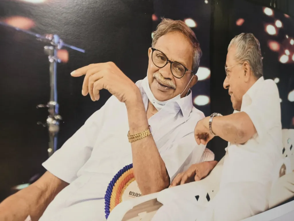 പിണറായി വിജയനോടൊപ്പം എം. ടി വാസുദേവൻ നായർ. ആർ.വി. സതിയുടെ ചിത്രപ്രദർശനത്തിൽനിന്ന്. 