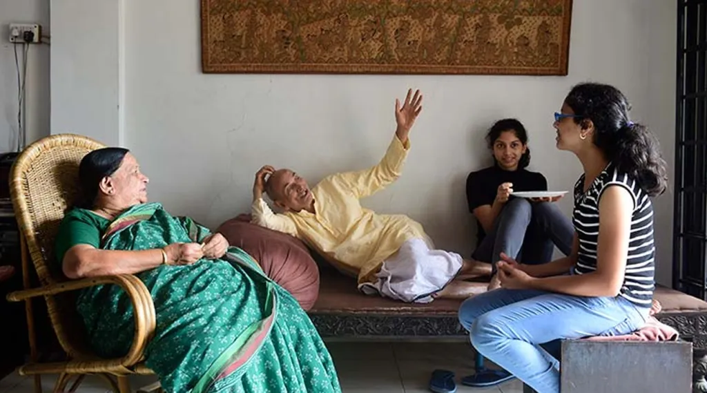 മാധവ് ഗാഡ്ഗിലും ജീവിത പങ്കാളി സുലോചനയും പേരക്കുട്ടികളോടൊപ്പം