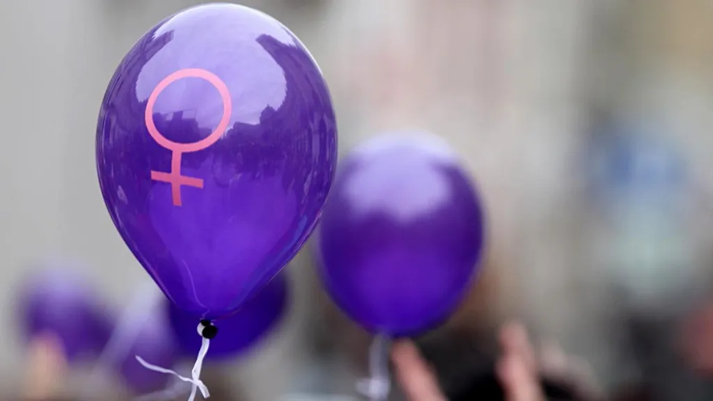 തുല്യപ്രാതിനിധ്യം യാഥാർത്ഥ്യമായ സമൂഹങ്ങളിൽ പലപ്പോഴും സ്ത്രീപ്രസ്ഥാനം ശക്തമായ സാന്നിദ്ധ്യവും സ്വാധീനവുമായിരുന്നുവെന്ന് ചരിത്രം ഓർമ്മിപ്പിക്കുന്നു. അവിടങ്ങളിലെ ജനാധിപത്യത്തിന്റെ പിറവിയിൽ, പിന്നീടു നിലവിൽ വന്ന സോഷ്യൽ ഡെമോക്രാറ്റിക് സംവിധാനത്തിൽ, സ്ത്രീപ്രസ്ഥാനങ്ങൾ ഗണ്യമായ പങ്കു വഹിച്ചുവെന്നർത്ഥം. 