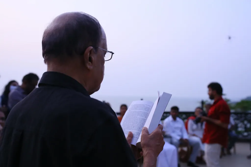 മാഹിയിലെ മൂപ്പൻ സായിപ്പിന്റെ ബംഗ്ലാവിലെ ഹിൽടോപ്പിൽ വെച്ച് സക്കറിയ 2003-ൽ എഴുതിയ ‘ആത്മകഥ’ എന്ന കഥ വായിക്കുന്നു.