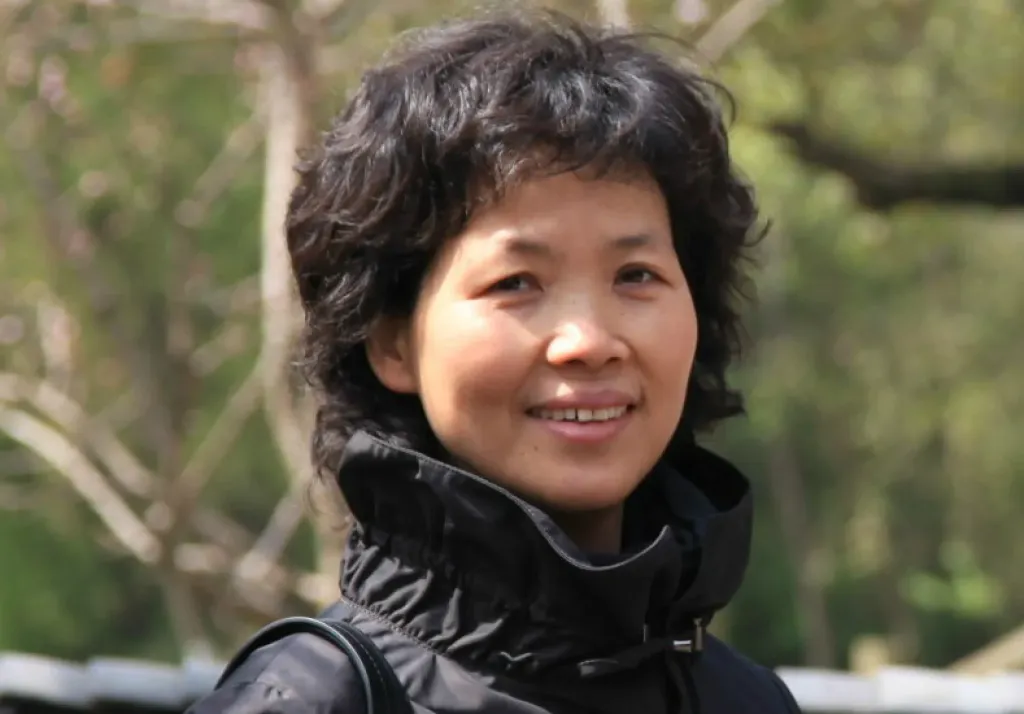 കൊറോണ വൈറസുകളുടെ  ഉറവിടം വവ്വാലുകളിൽ നിന്നാണെന്ന് കണ്ടെത്തുന്നതിൽ പ്രധാന പങ്ക് വഹിച്ച ചൈനീസ് ശാസ്ത്രജ്ഞയാണ് ഷി ഷെങ് ലി.